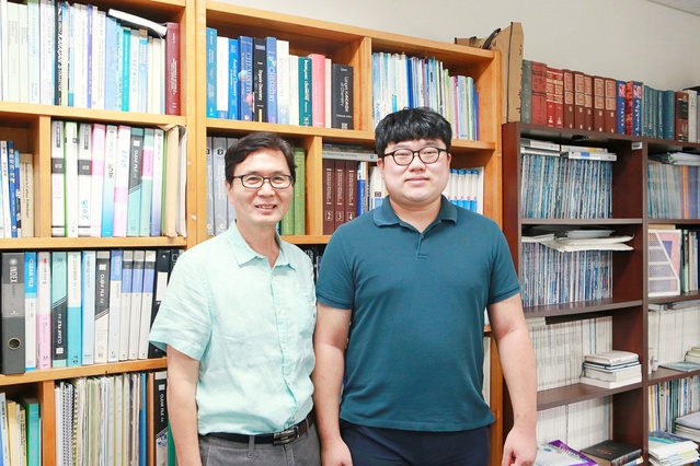 ▲ (왼쪽에서 오른쪽으로) DGIST 에너지공학과 유종성 교수, 유정훈 통합과정생.ⓒDGIST
