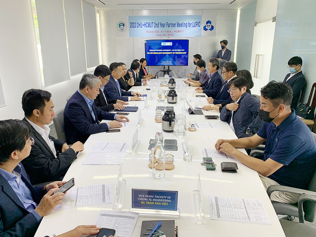 ▲ 대구한의대학교(총장 변창훈)는 지난 24일 2차년도 국제협력선도대학육성사업의 일환으로 호치민 기술대학교를 방문해 마이 탄 퐁 총장 및 관계자들이 참석한 가운데 사업 추진회의를 진행했다.ⓒ대구한의대