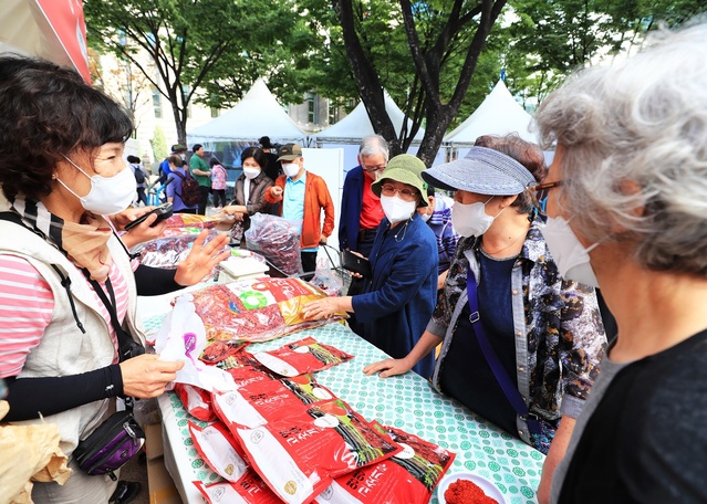 ▲ 2022 영양고추 핫 페스티벌이 ‘K-매운맛! 맵단맵단 영양고추’라는 슬로건으로 8월 28일부터 3일간 영양군 주최로 서울광장에서 14번째 도농상생 농․특산물 한마당으로 화려하게 개최된다.ⓒ영양군