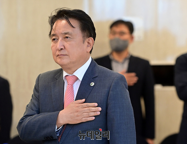 ▲ 김영환 충북지사가 19일 오후 서울 중구 프레지던트호텔에서 열린 제50차 대한민국 시도지사협의회 총회에서 국민의례를 하고 있다. ⓒ정상윤 기자