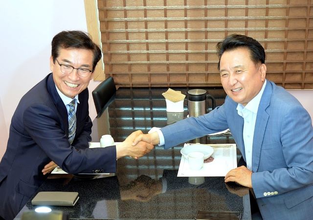 ▲ 윤건영 충북교육감 당선인(왼쪽)이 지난 6월 28일 청주의 한 식당에서 김영환 충북도지사 당선인과 오찬회동을 갖기에 앞서 악수를 하고 있다.ⓒ충북도교육청