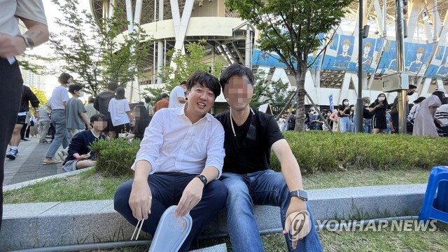 ▲ 국민의힘 이준석 전 대표가 27일 대구 북구 DGB 대구은행파크 중앙광장에서 열린 '대구 떡볶이 페스티벌'을 찾은 시민과 기념촬영하고 있다. ⓒ연합뉴스