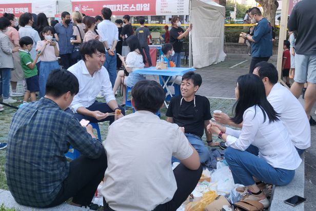 ▲ 이준석 전 대표가 대구 떡볶이 축제에서 떡볶이를 먹고 있다. ⓒ뉴시스