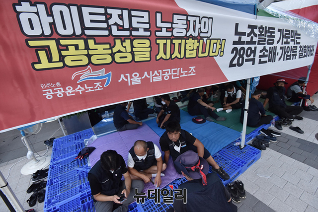 ▲ 지난 23일 하이트진로 본사 점거 농성 당시 휴식을 취하고 있는 민노총 산하 화물연대 조합원들. ⓒ정상윤 기자