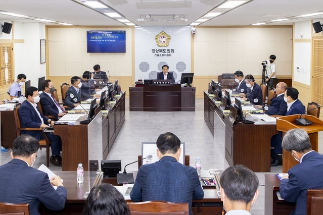 ▲ 경상북도의회 건설소방위원회(위원장 박승직)는 8월 25일 1차 건설소방위원회 회의를 개최하여 건설도시국 소관 조례안 2건을 심의‧의결했다.ⓒ경북도의회