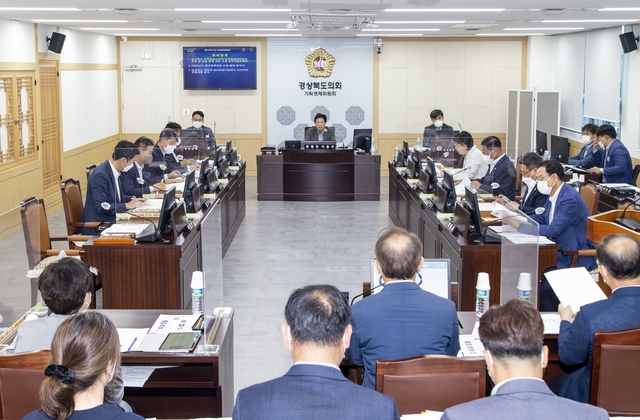 ▲ 경상북도의회 기획경제위원회(위원장 이춘우)는 제334회 임시회 기간인 8월 25일 기획경제위원회를 열어 소관 실․국 조례안 및 출연동의안을 심의‧의결했다.ⓒ경북도의회