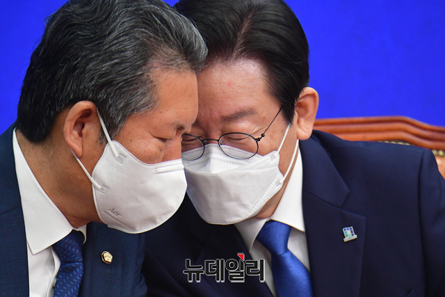 ▲ 이재명 더불어민주당 신임 대표와 정청래 최고위원이 29일 오전 국회에서 열린 최고위원회의에 참석해 대화를 나누고 있다.ⓒ이종현 기자