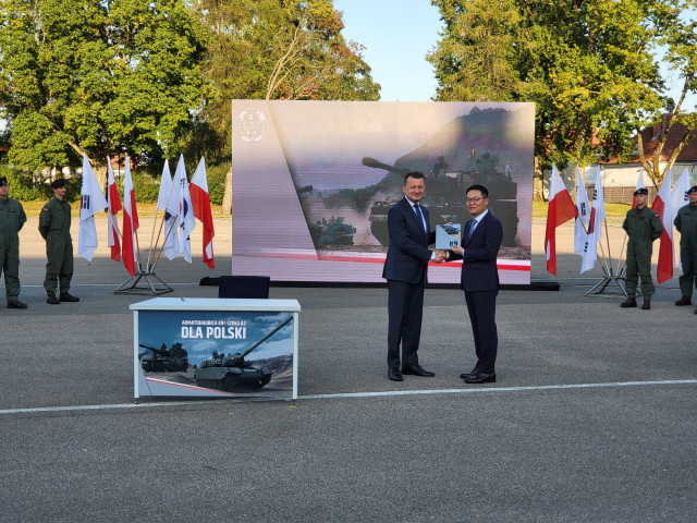 ▲ 폴란드 모롱크시 소재 기계화부대에서 열린 K9자주포 계약식에서 손재일 한화디펜스 대표이사(우)가 폴란드 마리우시 브와슈차크 국방부 장관과 악수하고 있다. ⓒ한화디펜스