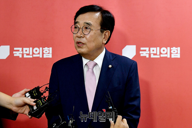 ▲ 서병수 국민의힘 전국위원회 의장이 지난 9일 국회에서 열린 비상대책위 체제 전환과 이에 따른 당헌당규 논의를 위한 열린 전국위원회에 앞서 기자들의 질문에 답하고 있다. ⓒ이종현 기자