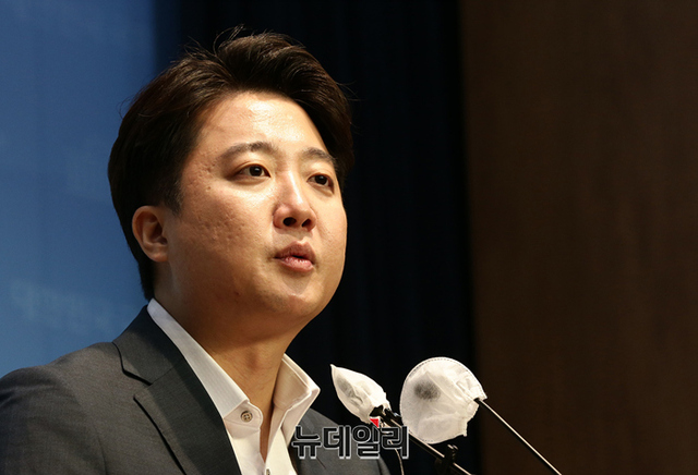 ▲ 이준석 국민의힘 대표가 지난 13일 오후 국회 소통관에서 기자회견을 열고 윤리위 징계 과정과 비대위 전환 등에 대한 입장을 밝히고 있다.ⓒ정상윤 기자