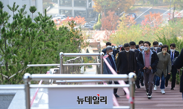 ▲ 국민의힘 이재명비리 국민검증특별위원회(이재명특위)가 2021년 11월 2일 오전 경기 성남시 백현동 부지에서 긴급 현장회의를 열고 현장을 시찰하고 있다. ⓒ정상윤 기자