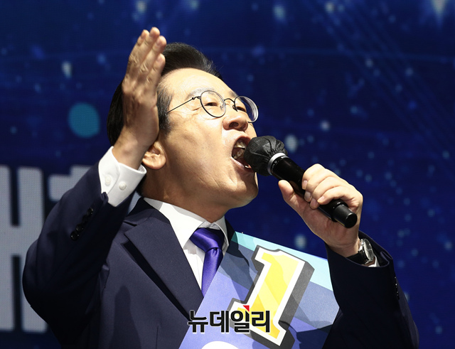 ▲ 이재명 더불어민주당 당대표 후보가 28일 오후 서울 송파구 올림픽체조경기장 KSPO돔에서 열린 제5차 정기전국대의원대회에서 후보자 정견 발표를 하고 있다. ⓒ이종현 기자