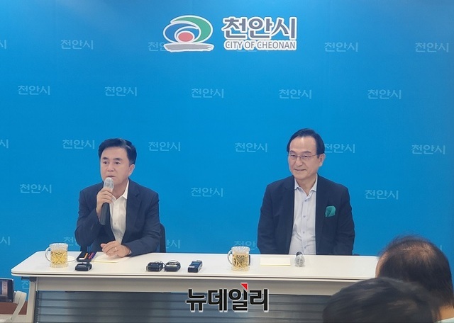 ▲ 김태흠 충남도지사가 29일 천안시를 방문, 박상돈 천안시장과 함께 시청 브리핑실에서 기자간담회를 갖고 있다.ⓒ김정원 기자