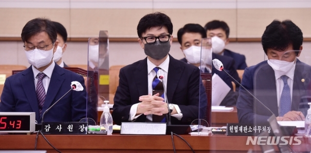 ▲ 한동훈 법무부장관이 29일 국회에서 열린 국회 법제사법위원회 전체회의에 출석해 의원 질의에 답하고 있다.ⓒ뉴시스(공동취재사진)