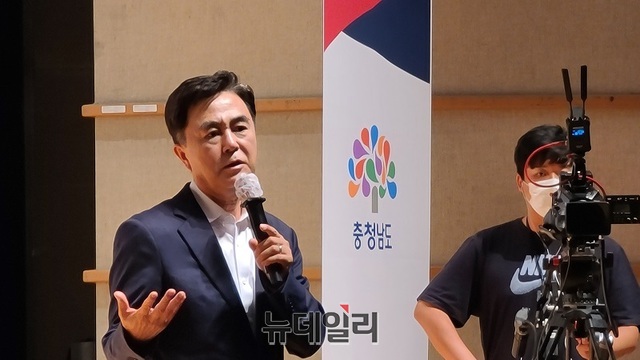 ▲ 김태흠 충남도지사가 29일 천안시청에서 시민과 대화를 하고 있다. ⓒ김정원 기자