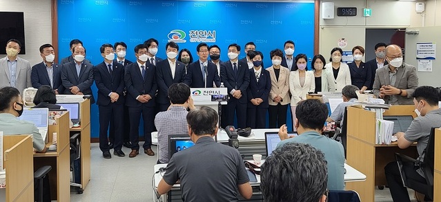 ▲ 양승조 전 충남도지사가 29일 천안시청 브리핑실에서 기자회견을 갖고 있다.ⓒ김정원 기자