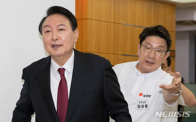 ▲ 윤석열 대통령이 25일 오후 충남 천안시 동남구 재능교육연수원에서 열린 2022 국민의힘 연찬회에서 권성동 원내대표의 안내를 받아 이동하고 있다. ⓒ뉴시스