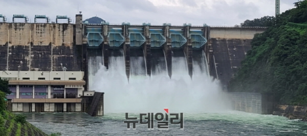 ▲ 한국수자원공사 충주권지사는 지난 10일 집중호우로 충주댐 수문 6개를 모두 열고 물을 방류했다.ⓒ뉴데일리 D/B
