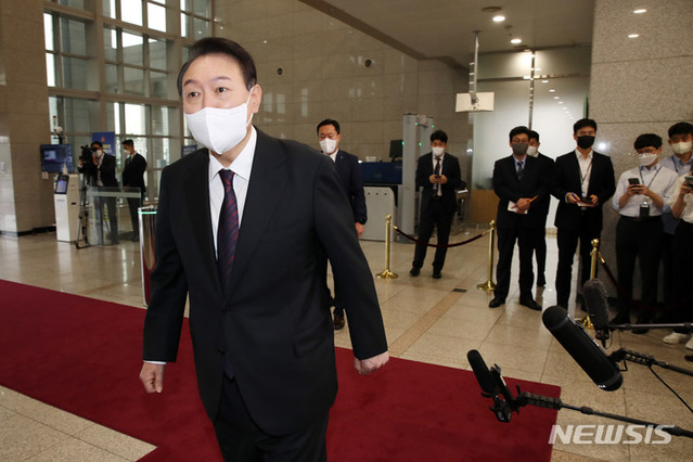 ▲ 윤석열 대통령이 29일 서울 용산 대통령실 청사로 출근하며 취재진 질문에 답변하고 있다. ⓒ뉴시스