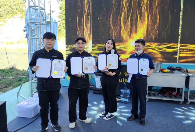 ▲ 유원대학교 호텔외식조리학과 학생들이 지난 27, 28일 이틀간 단양강 수변무대에서 열린 ‘2022 단양강쏘가리축제 전국요리대회’ 라이브 경연에서 대상을 받았다.ⓒ유원대
