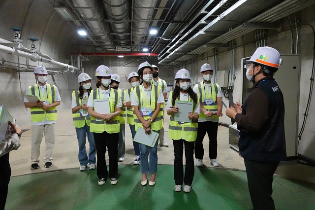 ▲ 대학생 안전점검단이 공단 관계자로부터 방폐물의 운반·저장·처리·처분의 관리 과정에 대한 설명을 듣고 있다.ⓒ원자력환경공단