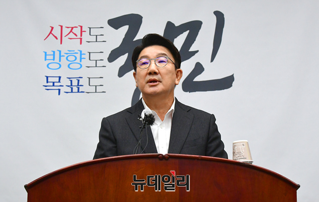 ▲ 권성동 국민의힘 원내대표가 30일 오전 국회에서 열린 의원총회에 참석해 모두발언을 하고 있다.ⓒ이종현 기자