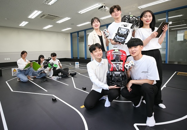 ▲ 유원대 자동차소프트웨어 전공 학생들이 미래 모빌리티와 관련한 연구활동을 하고 있다.ⓒ유원대