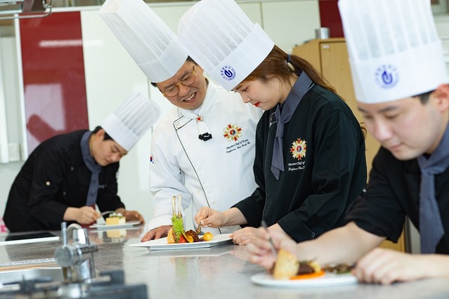 ▲ 유원대 호텔조리학과 학생들이 요리실습을 하고 있다.ⓒ유원대