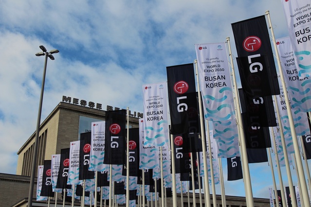 ▲ IFA 2022가 열리는 메세 베를린(Messe Berlin) 전시장 입구에 LG 브랜드와 '2030 부산세계박람회' 유치를 위한 깃발 광고 160여 개를 설치한 모습 ⓒLG전자