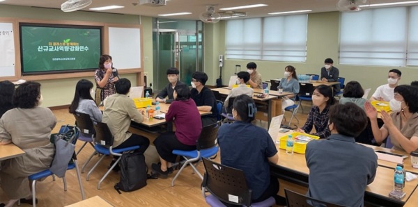 ▲ 대전서부교육지원청이 중학교 신규 교사의 협력적 성장을 위해 지난 30일 오후 대전덕명중학교 미디어스페이스에서 신규교사 나눔장학을 실시했다.ⓒ대전교육청