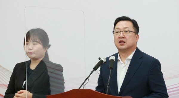 ▲ 이장우 대전시장이 31일 방위사업청 대전 이전 확정에 대해 브리핑하고 있다ⓒ대전시