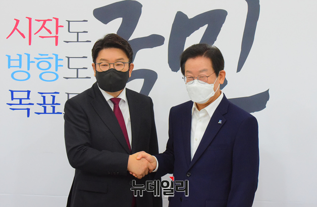 ▲ 이재명 더불어민주당 대표가 31일 오전 국회에서 권성동 국민의힘 원내대표를 예방해 악수를 나누고 있다.ⓒ이종현 기자