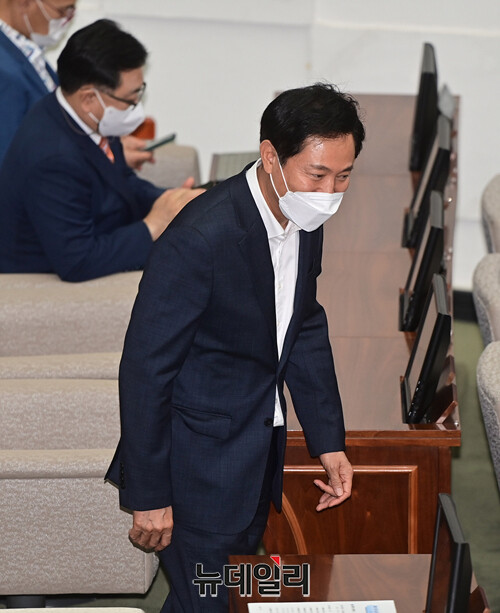 ▲ 오세훈 서울시장이 지난 7월 21일 서울시의회 본회의장으로 들어서며 시의원들을 향해 웃음을 보이고 있다. ⓒ정상윤 기자