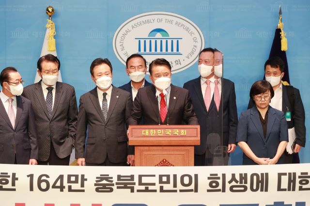 ▲ 김영환 충북지사가 31일 국회 소통관에서 ‘164만 도민의 염원을 담은 성명서’를 발표하고 있다.ⓒ충북도