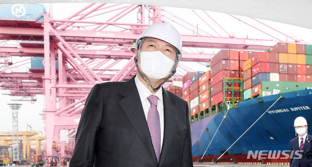 ▲ 윤석열 대통령이 31일 오전 경남 창원 부산항 신항을 방문해 제7차 비상경제민생회의에 앞서 항만 물류 현장을 시찰하고 있다.ⓒ뉴시스