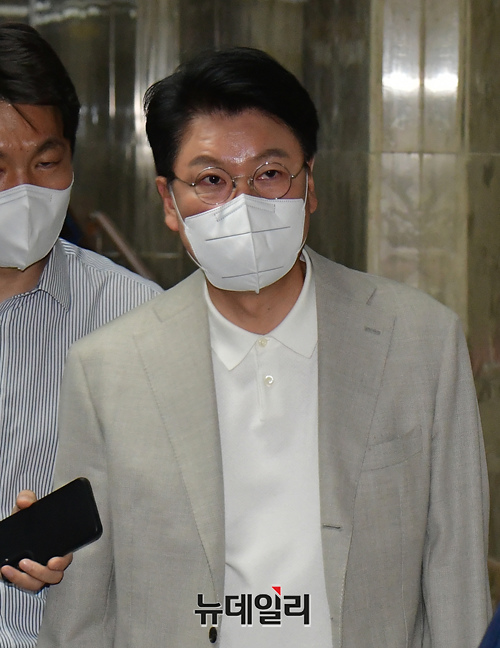 ▲ 장제원 국민의힘 의원이 27일 오후 국회에서 열린 국민의힘 비공개 의원총회에 참석하고 있다.ⓒ이종현 기자