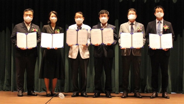 ▲ 청주 하나병원이 31일 병원 사무동 4층 탄우홀에서 한국산업인력공단 충북지사 등 6개 기관이 업무협약을 가졌다.(좌측부터 세 번째) 박중겸 하나병원장과 천윤수 한국산업인력공단 충북지사장.ⓒ청주 하나병원