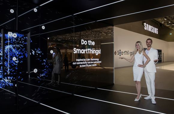 ▲ IFA 2022가 열리는 메세 베를린(Messe Berlin)에 위치한 시티 큐브 베를린(City Cube Berlin) '삼성 타운'에서 삼성전자 모델이 전시장 입구 대형 LED를 통해 '스마트싱스 라이프를 경험하라' 전시 주제를 소개하고 있다.ⓒ삼성전자