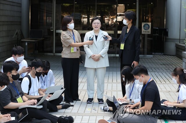 ▲ 1일 오전 서울중앙지법에서 열린 1심 선고 공판이 끝난 뒤 원고측 법률대리인인 하주희 변호사가 재판 결과에 대한 의견을 밝히고 있다. ⓒ연합뉴스