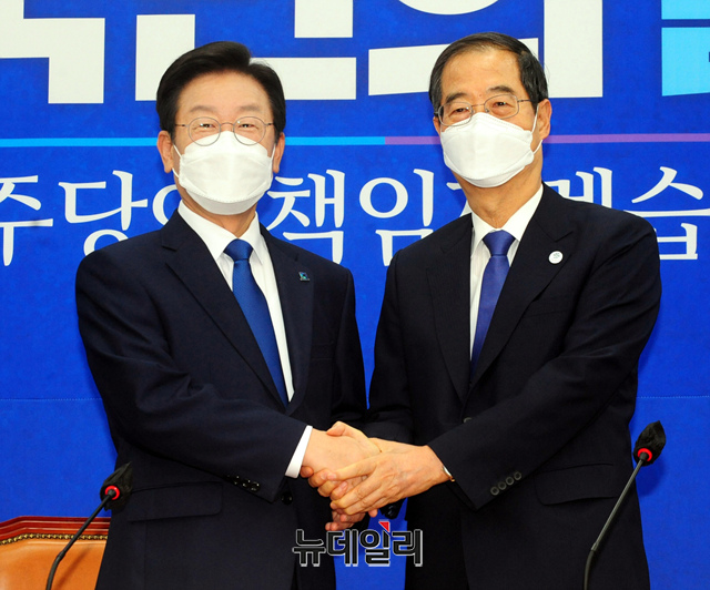 ▲ 이재명 더불어민주당 대표가 1일 오전 국회에서 한덕수 국무총리를 접견하며 악수하고 있다.ⓒ이종현 기자