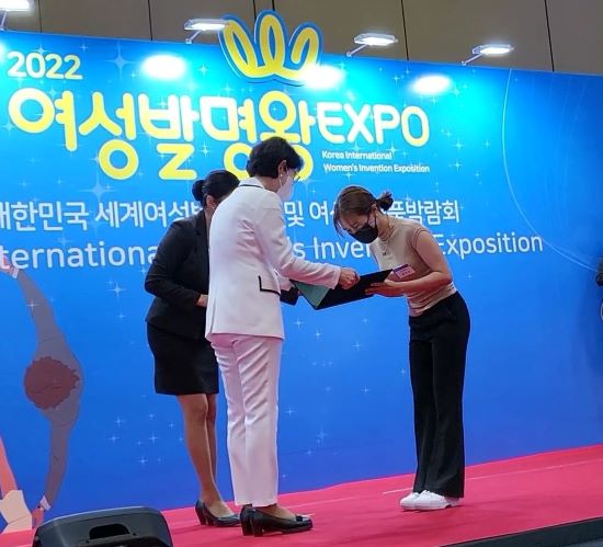 ▲ 청주대 창업동아리 ‘지구업’의 김지수 학생이 ‘제15회 대한민국 세계여성발명대회’에서 금상과 특별상을 수상했다. 사진은 금상을 받고 있는 김지수 학생(오른쪽).ⓒ청주대