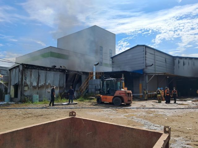 ▲ 충북 음성군 대소면의 한 건축자재 공장에서 1일 화재가 발생했다.ⓒ음성소방서