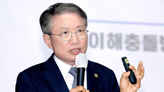 ▲ 이정희 국민권익위원회 부위원장이 지난 7월 공무원을 대상으로 '공직자의 이해충돌 방지법' 관련 특별강연을 하고 있다.ⓒ국민권익위원회