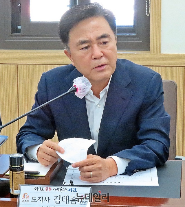 ▲ 김태흠 충남지사가 1일 오후공주시청 상황실에서 열린 기자간담회에서 모두 발언을 하고 있다.ⓒ이길표 기자