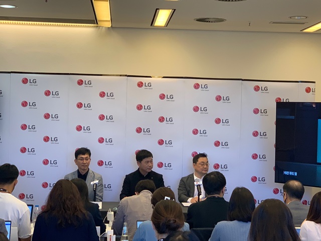 ▲ (왼쪽부터) LG전자 H&A CX담당 박희욱 전무, H&A사업본부장 류재철 부사장, H&A디자인연구소장 정욱준 상무. ⓒ이성진 기자