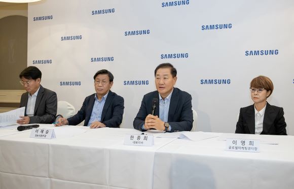 ▲ 사진 왼쪽부터 삼성전자 영상디스플레이사업부 전략마케팅팀장 성일경 부사장, 삼성전자 생활가전사업부장 이재승 사장, 삼성전자 DX부문장 한종희 부회장, 삼성전자 글로벌마케팅센터장 이영희 부사장ⓒ삼성전자