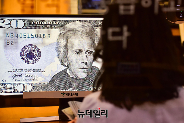 ▲ 서울 중구 하나은행 위·변조 대응 센터에서 은행원이 달러를 점검하고 있다.ⓒ뉴데일리DB
