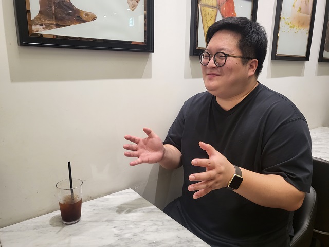 ▲ 지난 9월 1일 롯데백화점 본점 지하 식품관에서 진행된 인터뷰에서 안웅 칩바이어가 올해 선물세트 트렌드에 대해 이야기하고 있다.ⓒ롯데백화점