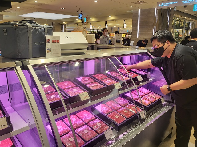 ▲ 롯데백화점 본점 지하에 마련된 축산 선물세트 코너를 둘러보는 모습ⓒ롯데백화점