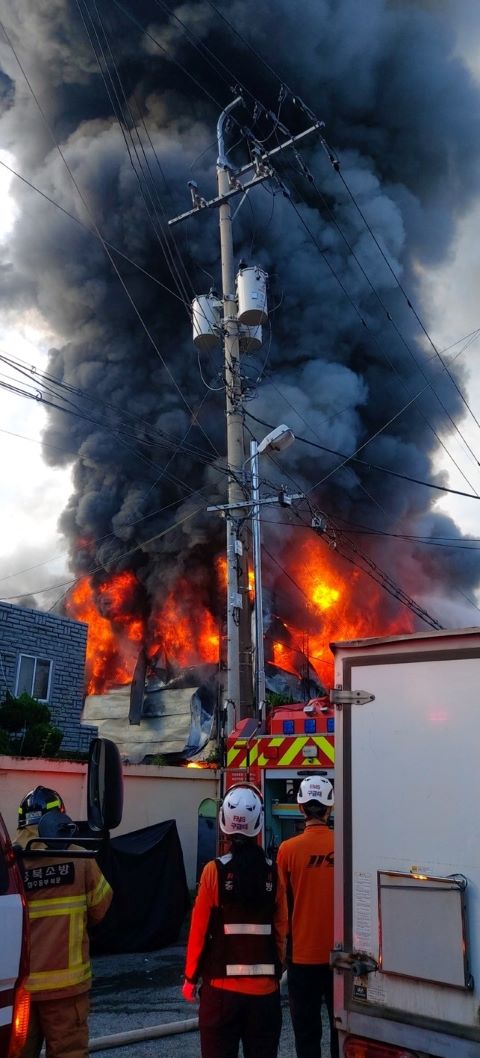 ▲ 2일 오전 6시43분께 청주시 서원구 사직동 한 간판 제작업체 창고에서 화재가 발생해 소방당국이 진화작업을 하고 있다.ⓒ청주서부소방서